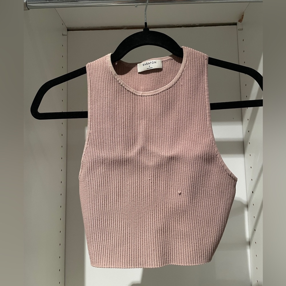Super flatting Aritzia Babaton Crop